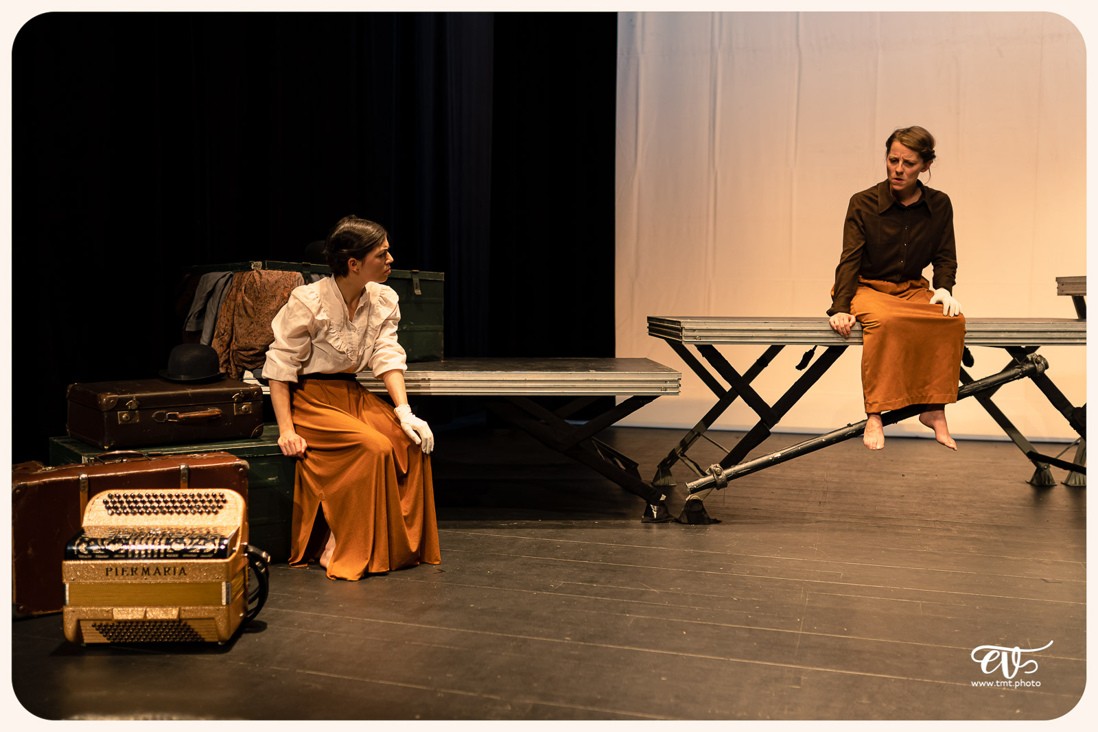 LA MESNIE H. - UN JOUR D'ÉTÉ